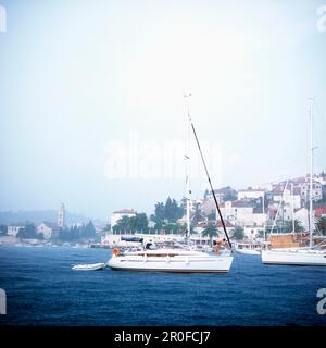 Segelboote im Sturm vor Anker in der Nähe von Hvar, Dalmatien, Kroatien Stockfoto