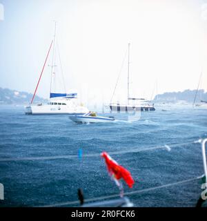 Segelboote im Sturm vor Anker in der Nähe von Hvar, Dalmatien, Kroatien Stockfoto