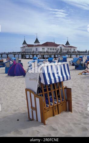 Ahlbeck-Pier und Liegestühle an der Ostsee, Usedom, Mecklenburg-Vorpommern, Deutschland, Europa Stockfoto