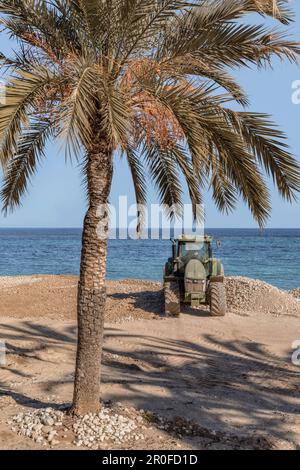 Traktor am Strand La Roda mit Felsen der Stadt Altea, Provinz Alicante, Gemeinde Valencian, Spanien, Europa Stockfoto