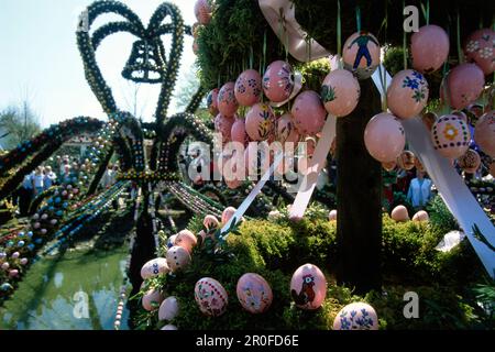 Nahaufnahme des Osterbrunnens in Bieberbach, fränkische Schweiz, Franken, Bayern, Deutschland Stockfoto