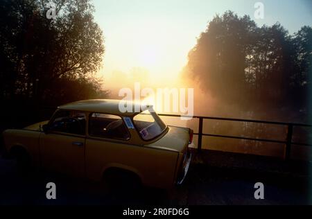 Trabant Parking entlang einer Landstraße, Ragowische Schleuse, Spreewald, Brandenburg, Deutschland Stockfoto