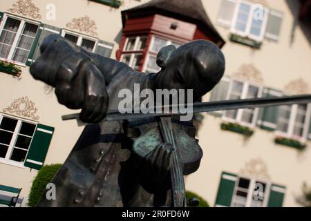 Mozart-Brunnen mit Mozart-Statue in St. Gilgen, Wolfgangsee, Mozart-Platz, Salzburg, Österreich Stockfoto