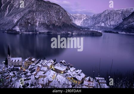 Stadt Hallstatt am Hallstaetter See in abendlicher Stimmung, Vogelperspektive, Winter, Salzkammergut, Oberösterreich, Österreich Stockfoto