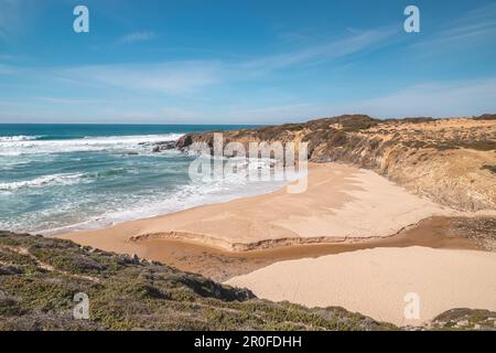 Wunderschöner Strand Praia do Almograve in der Region Odemira im Westen Portugals. Wandern Sie entlang des Fisherman Trail, Rota Vicentina. Stockfoto