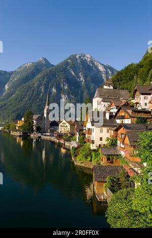 Panoramablick über Hallstatt mit protestantischer Kirche und katholischer Pfarrkirche, Hallstatt-See, Salzkammergut, Oberösterreich, Österreich Stockfoto