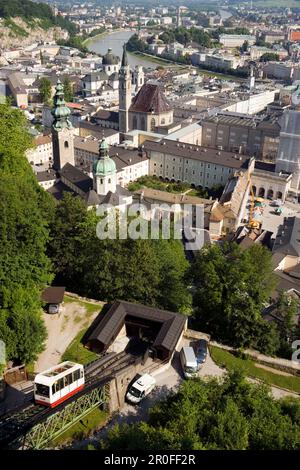 Blick vom Berg Festungsberg auf die Festungsbahn und die Altstadt mit St. Peters Erzabtei und Franziskanerkirche, Salzburg, Österreich, seit 1996 Stockfoto