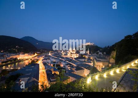 Panoramablick über Salzburg mit Salzach, Festung Hohensalzburg, größte, vollständig erhaltene Festung in Mitteleuropa, Salzburger Dom, Franziskaner Stockfoto