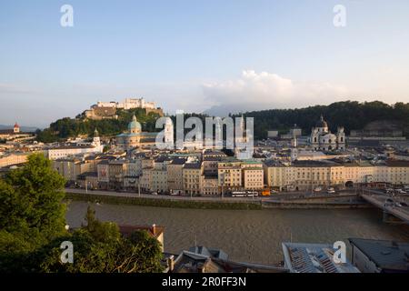 Blick über Salzach in die Altstadt mit Festung Hohensalzburg, größte, vollständig erhaltene Festung in Mitteleuropa, Salzburger Dom, St. Peters Archab Stockfoto