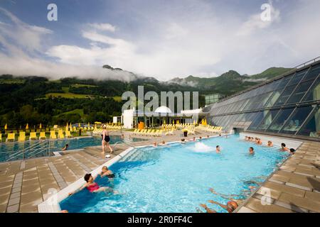 Menschen, die in einem Thermalbad im Freien baden, Alpen Therme Gastein, Bad Hofgastein, Gastein Tal, Salzburg, Österreich Stockfoto