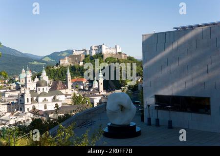 Blick vom Museum of Modern Art über die Kollegialkirche, erbaut von Johann Bernhard Fischer von Erlach, Franziskanerkirche und St. Peters Erzabtei nach Hoh Stockfoto