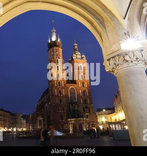 Blick in Richtung St. Marys Basilika von den Bögen der Tuchhalle. Krakau, Polen, Europa. Stockfoto