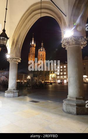 Blick in Richtung St. Marys Basilika von den Bögen der Tuchhalle. Krakau, Polen, Europa. Stockfoto