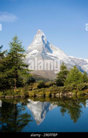 Matterhorn (4478 m) reflected in Grindjisee (2334 m), Zermatt, Valais, Switzerland Stockfoto