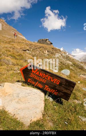 Wegweiser für einen Wanderweg entlang Stellisee zur Alpenhütte Fluhalp, Zermatt, Valais, Schweiz Stockfoto