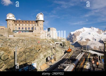 Blick vom Bahnhof Gornergrat zum Kulmhotel, dem höchsten Hotel in den Schweizer Alpen (3100 m) in Gornergrat, Zermatt, Wallis, Schweiz Stockfoto