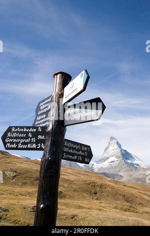 Wegweiser am Wanderweg, Matterhorn (4478 m) im Hintergrund, Zermatt, Wallis, Schweiz Stockfoto