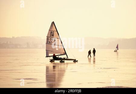 Eisyacht auf dem Woerthsee, Bayern, Deutschland Stockfoto