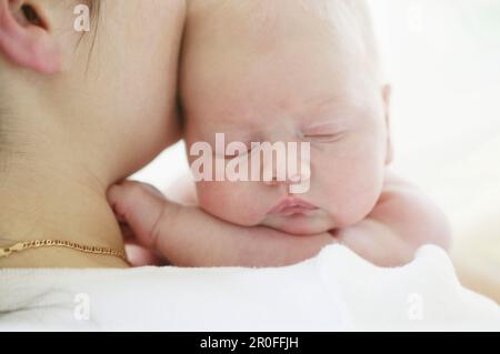 Mutter mit schlafenden baby Stockfoto
