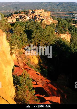 Ockersteinbruch Chaussee des Geants und Dorf im Sonnenlicht, Roussillon, Vaucluse, Provence, Frankreich, Europa Stockfoto