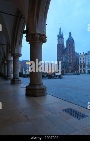 Blick in Richtung St. Marys Basilika von den Bögen der Tuchhalle. Krakau, Polen, Europa. Stockfoto