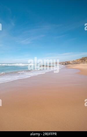 Wunderschöner Strand Praia do Almograve in der Region Odemira im Westen Portugals. Wandern Sie entlang des Fisherman Trail, Rota Vicentina. Stockfoto