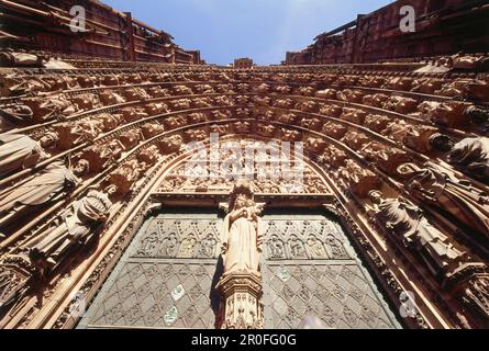 Figuren am Hauptportal der Westseite der Kathedrale, Straßburg, Elsass, Frankreich, Europa Stockfoto