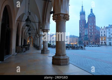 Blick in Richtung St. Marys Basilika von den Bögen der Tuchhalle. Krakau, Polen, Europa. Stockfoto