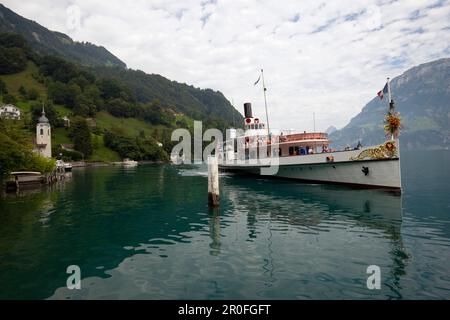 Raddampfer DS Gallia am Unersee, Teil des Vierwaldstättersees, vorbei an Bauen, dem kleinsten Dorf in Uri, Kanton Uri, Schweiz Stockfoto