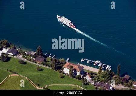 Blick vom Burgenstock Berg (1128 m) über den Vierwaldstätter See mit Ausflugsboot, Kehrsiten, Luzern, Kanton Luzern, Schweiz Stockfoto