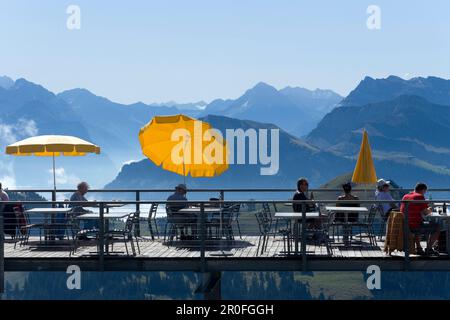 Terrasse des Restaurants Hotel Rigi Kulm mit Bergpanorama im Hintergrund, Rigi Kulm (1797 m), Kanton Schwyz, Schweiz Stockfoto