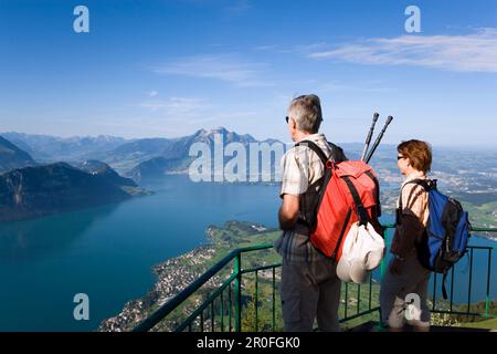 Erwachsenes Paar am Kanzli Aussichtspunkt auf Rigi (1797 m, Königin der Berge) mit Blick auf den Vierwaldstättersee mit Weggis, Berg Bürgenstock und Stockfoto