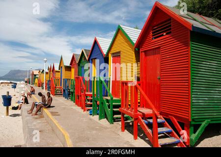 Farbige Strandhütten, Muizenberg, Kap-Halbinsel, Südafrika Stockfoto