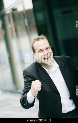Ein Geschäftsmann, der jubelt Stockfoto
