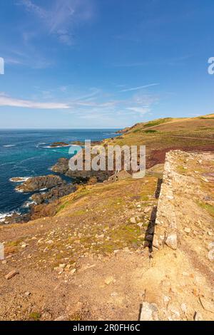 Ruinen der Tin Mine Industrie an der nördlichen Küste von Cornwall - Boscaswell Cliffs, nahe Pendeen - Cornwall, Großbritannien. Stockfoto