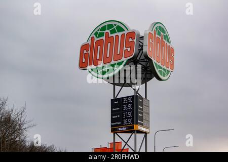 HAVIROV, TSCHECHISCHE REPUBLIK - 17. FEBRUAR 2023: Supermarkt Globus mit einer Tankstelle, die die Preise für Kraftstoff wie Diesel und Benzin anzeigt Stockfoto