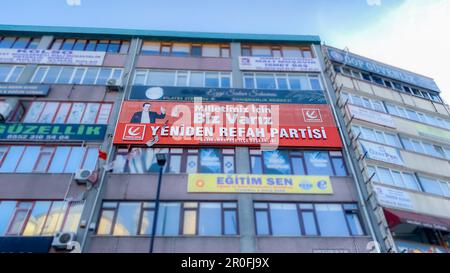 Gaziosmanpasa, Istanbul, Türkei - 07.Mai 2023: Neue Wohlfahrtspartei, Yeniden Refah Partisi in Türkisch, Zweigstelle der politischen Partei kurz vor Grand Stockfoto