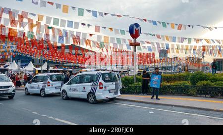 Cekmekoy, Istanbul, Türkei - 07.Mai 2023: Politische Parteiflaggen hängen vor den großen Wahlen im Mai 14 im Jahr 2023 an einem Seil auf der Straße Stockfoto