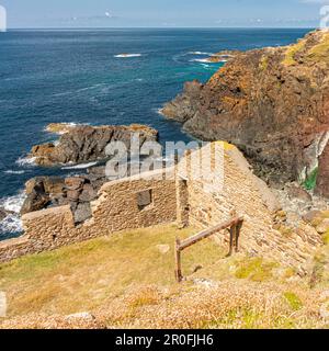 Ruinen der Tin Mine Industrie an der nördlichen Küste von Cornwall - Boscaswell Cliffs, nahe Pendeen - Cornwall, Großbritannien. Stockfoto