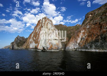 Rote Felsen von Sagan Kushun, Baikal-See, Sibirien, Russland Stockfoto