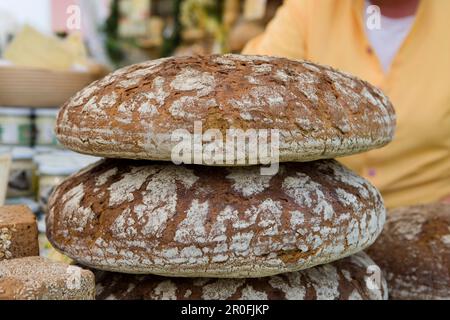 Frisch gebackenes Roggenbrot bei einem Gartenfestival im Fasanerie-Schloss bei Fulda, Hessen Stockfoto