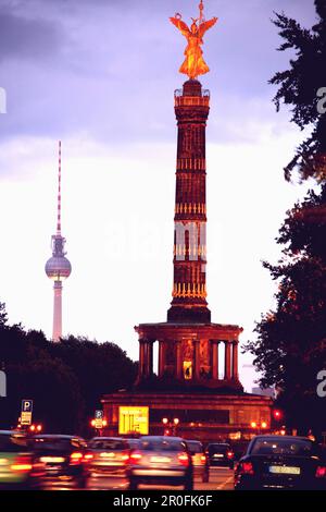 Siegessäule und Fernsehturm am Abend, Berlin, Deutschland Stockfoto