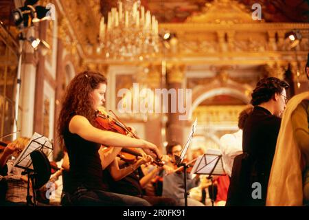 Herrenchiemsee-Festival, Konzert mit dem Neubeuern-Chor und Orchester in der Spiegelgalerie des Königsschlosses, Chiemgau, Oberbayern, Deutschland Stockfoto