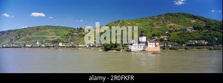 Weinberge mit den Ortschaften Kaub und Zollburg Pfalzgrafenstein, Burg Gutenfels, Mittelrhein, Rheinland-Pfalz, Deutschland Stockfoto