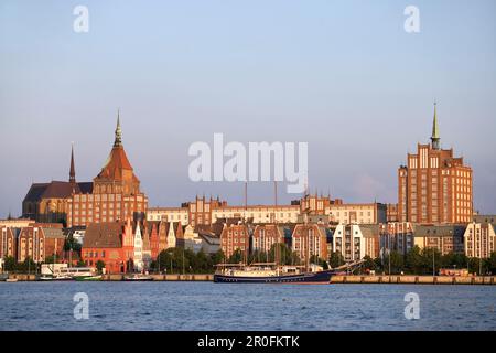 Blick über den Warnow in die Altstadt, Rostock, Mecklenburg-Vorpommern, Deutschland Stockfoto