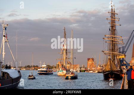 Segelschiffe auf dem Warnow im Stadthafen, Hanse Sail, Rostock, Mecklenburg-Vorpommern, Deutschland Stockfoto