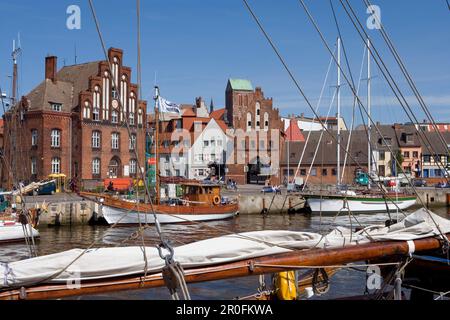 Fischerboote in Old Harbor, Wismar, Mecklenburg-Vorpommern, Deutschland Stockfoto