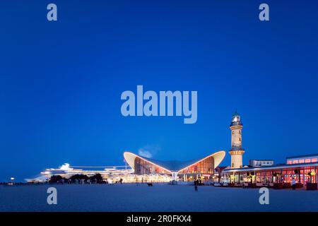 Beleuchteter Teepott und Leuchtturm, Rostock-Warnemünde, Mecklenburg-Vorpommern, Deutschland Stockfoto