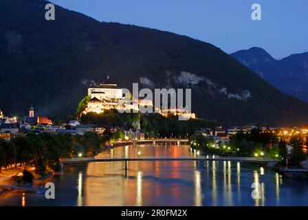 Blick über das River Inn zur Festung Kufstein bei Nacht, Kufstein, Tirol, Österreich Stockfoto