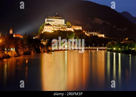 Blick über das River Inn zur Festung Kufstein bei Nacht, Kufstein, Tirol, Österreich Stockfoto